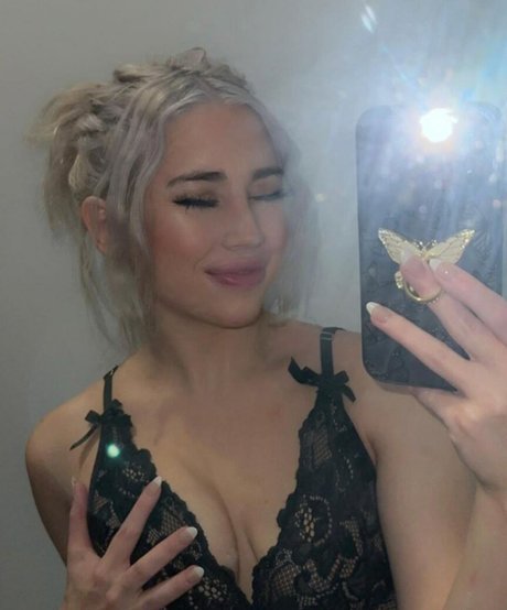 Hailsbee pornstar adult pic