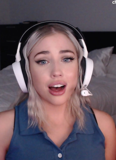 Hailsbee model porn image