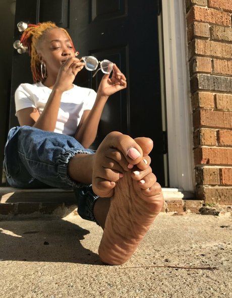 littleebonyfeet hot star pics