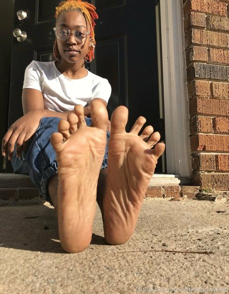 littleebonyfeet model pretty img