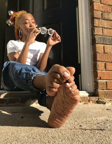 littleebonyfeet hot star image