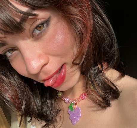Kelly Leticia hot actress pics