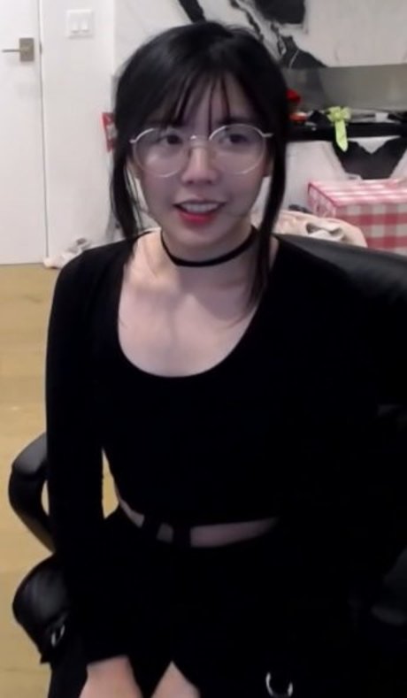 LilyPichu free pornstar photo