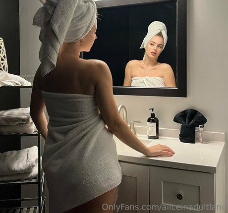Aliceinadultland model naked gallery