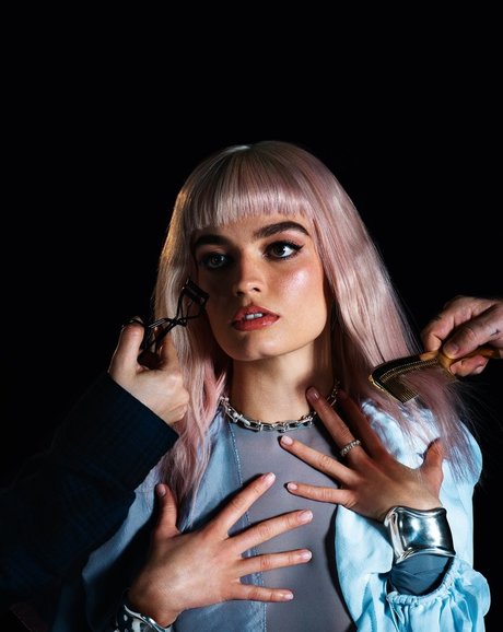 Emma Mackey star photo