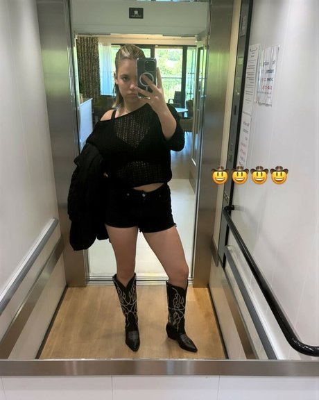 Allie Sherlock hot model pic