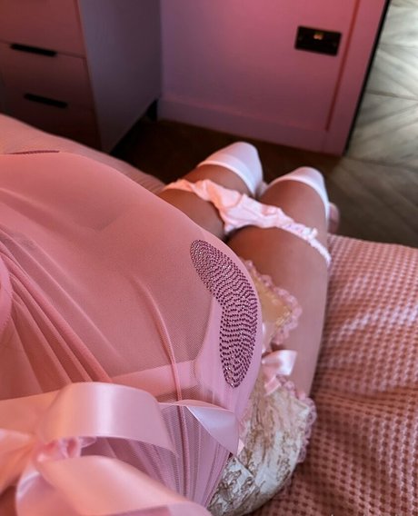 charlottiefree model naked photo