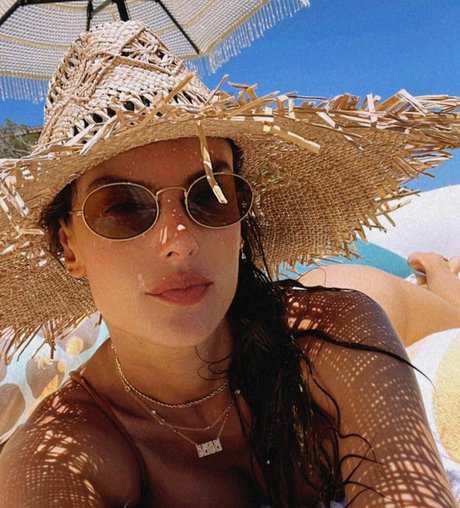Alessandra Ambrosio model pretty picture