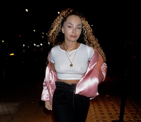 Ella Eyre star erotic image
