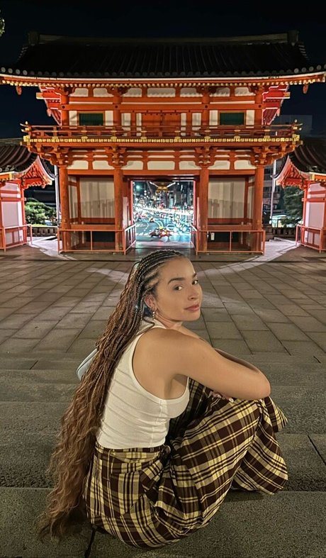 Ella Eyre sex model photo