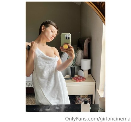 Girl On Cinema star nude pic