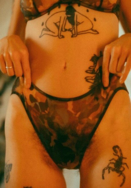 Hairy Women model top image
