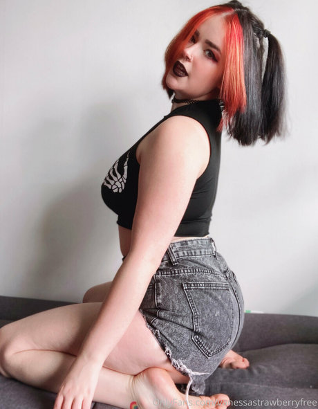 vanessastrawberryfree top profile image