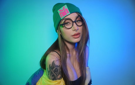 akufree art model img