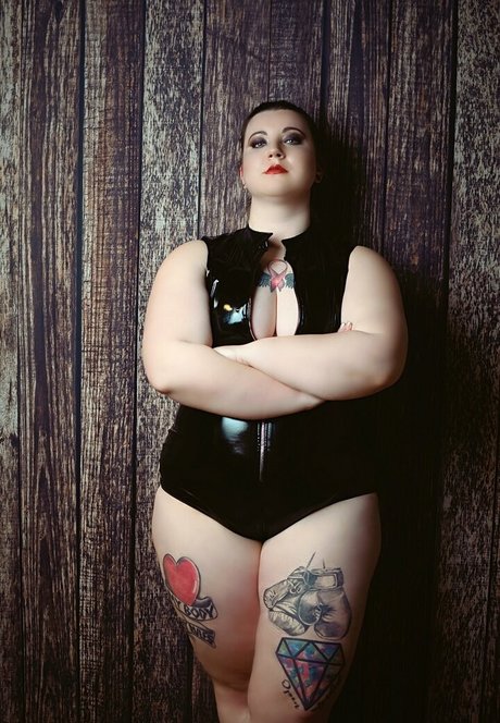 janacurvyfree star nude photo