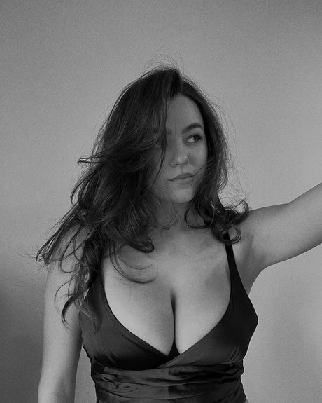 Monika Mancini model pretty pic
