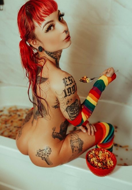 Luna Extreme model naked picture