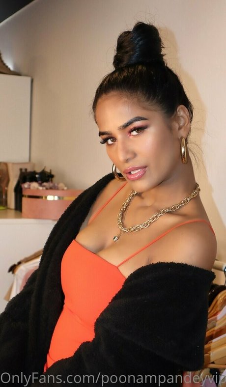 Poonam Pandey model pretty photo