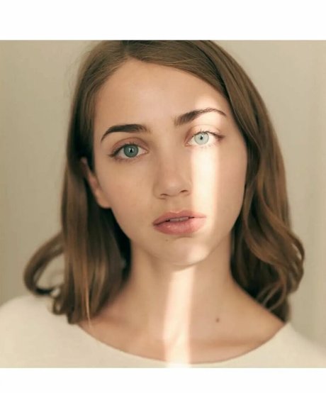 Emily Rudd pornographic model pics