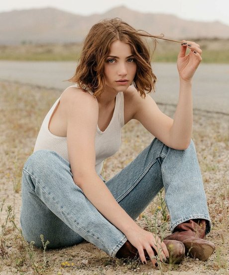 Emily Rudd art actress photo