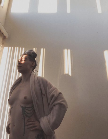 Comicbookgirl19 free model pic