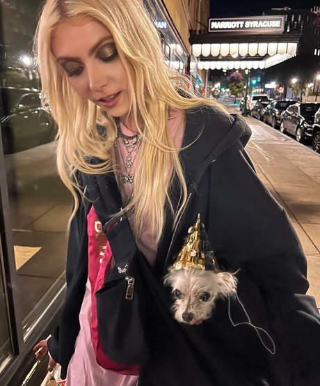 Taylor Momsen beautiful pornstar photo