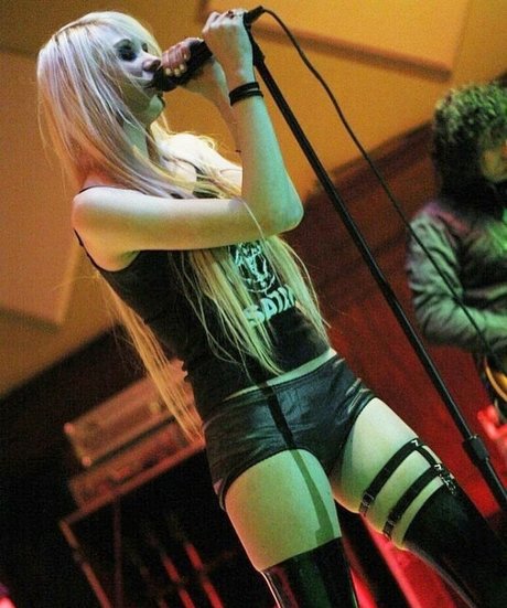 Taylor Momsen model art photos