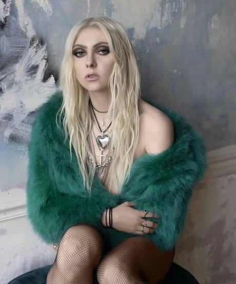 Taylor Momsen model sex pic