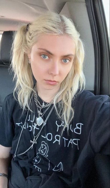 Taylor Momsen star exclusive images