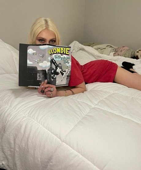 Taylor Momsen nude model pictures