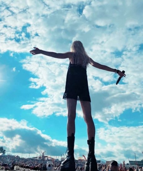 Taylor Momsen model pornographic photos