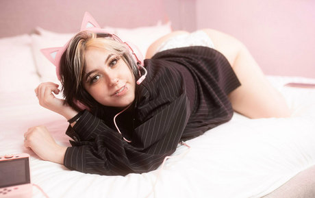 smutty bunny top profile image