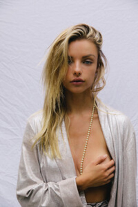 Madison Teeuws model art pic