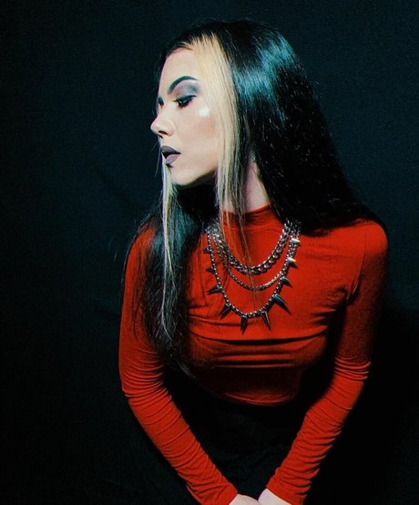 Violet Orlandi art model pictures