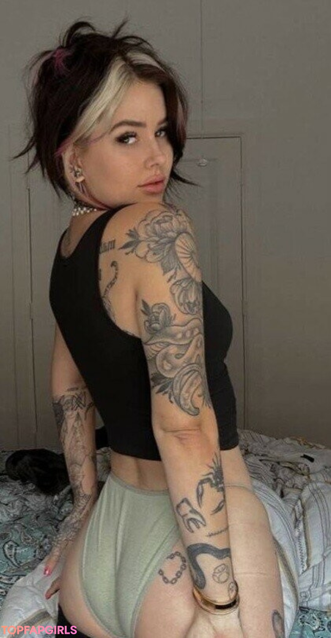 Craysounds model sexy pictures