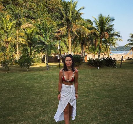 Larissa Erthal hot actress pic