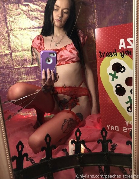 peacheyscreams top profile image
