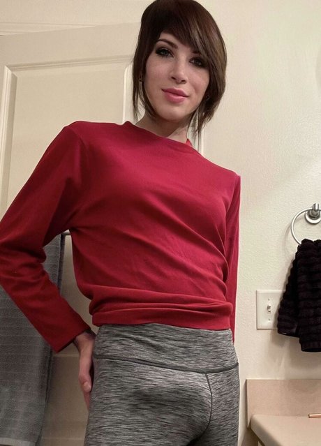 Allie Lilac top model pic