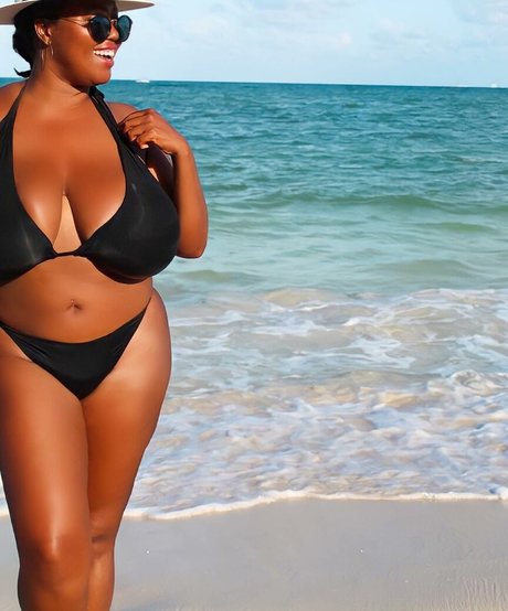 Monique Cooper nice model pic