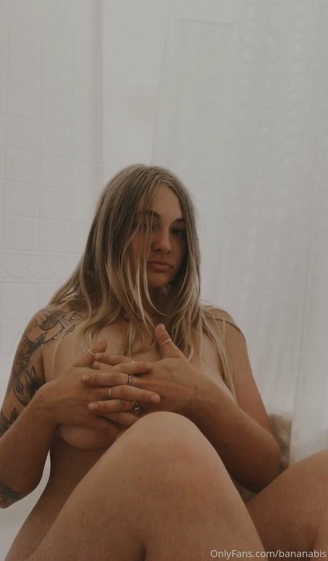 bananabis model hot photo