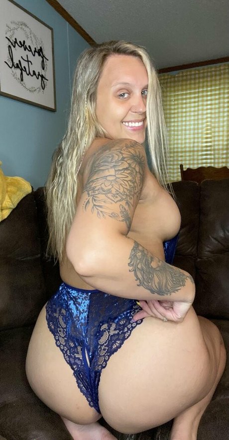 hotblondie95 model top pictures
