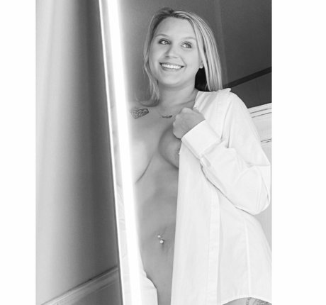 hotblondie95 sexy model images