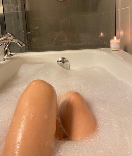 Vyxphan naked model image