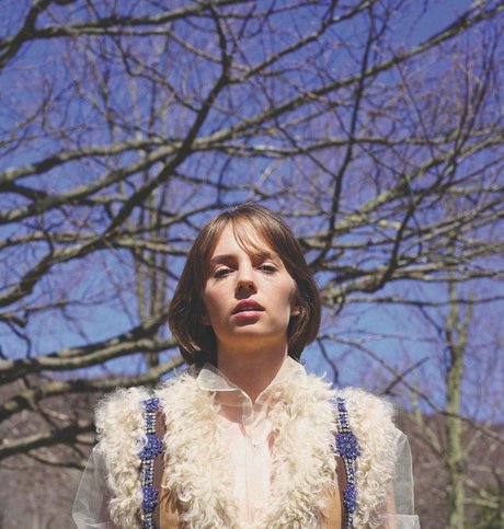 Maya Hawke erotic model picture