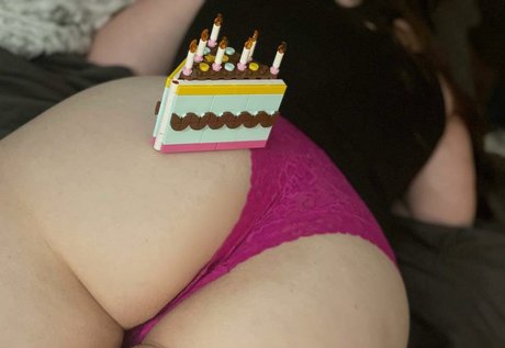 Curvy Nerd Penny nude model images