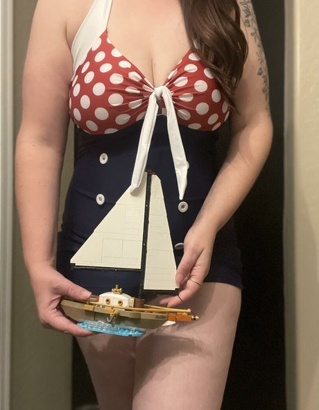 Curvy Nerd Penny star adult pic