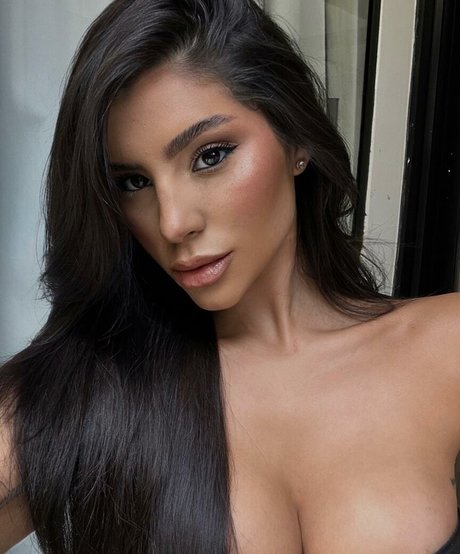 Yris Araujo model pretty pic