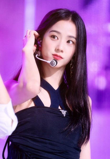 Jisoo top profile image