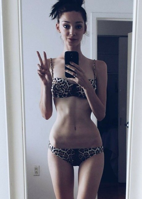 Emma Dumont star porn image