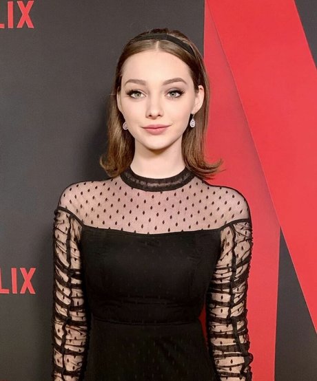 Emma Dumont profile image